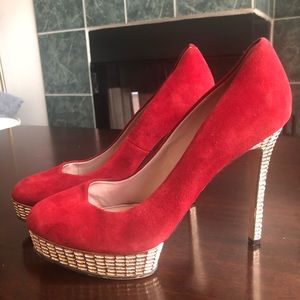 Vince camuto red and gold suede platform heels